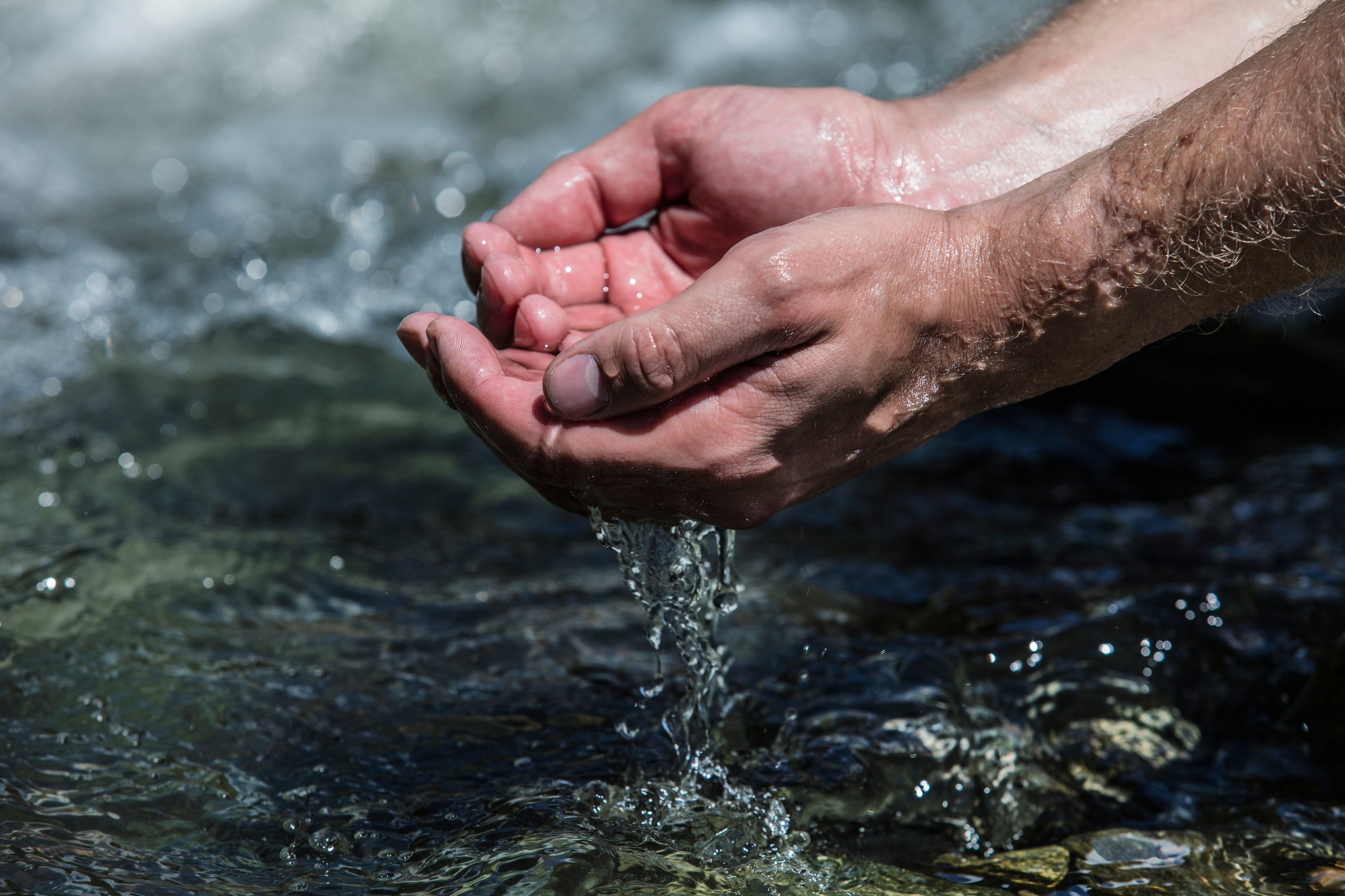 Hands sachibalaya clean water from the mountain bubbling